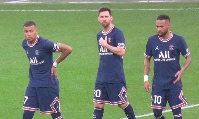 Kylian Mbappe postanowił zostać w PSG razem z Leo Messim i Neymarem