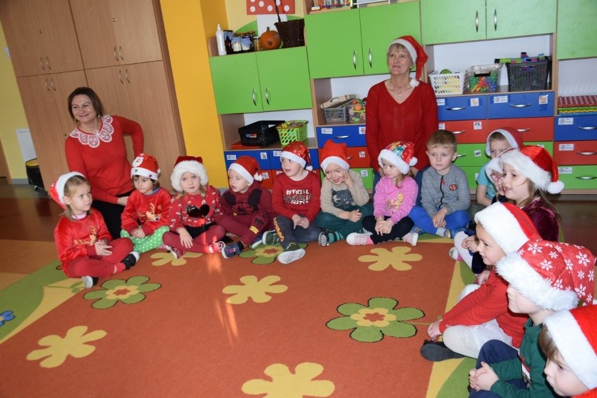 Wójt gminy Mirzec Mirosław Seweryn wcielił się w pomocnika Świętego Mikołaja i rozdawał prezenty dzieciakom. Zobacz zdjęcia