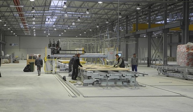 Dwunawowa hala jest jedną z najnowocześniejszych i największych w Europie fabryk domów w technologii szkieletu drewnianego. Budynek, mieszczący w sobie (oprócz części produkcyjnej) również magazyny, pomieszczenia biurowe i socjalne, zajmuje prawie hektar powierzchni.