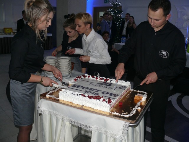 Ruszył nasz 27 Plebiscyt Radomskie Gwiazdy Sportu. Dziś przypominamy jak to było rok temu. Kto zgarnął nagrodę Drużyna Roku, którzy trenerzy i sportowcy byli laureatami i otrzymali nagrody. ZOBACZ NAGRODZONYCH NA KOLEJNYCH ZDJĘCIACH ====>>l 