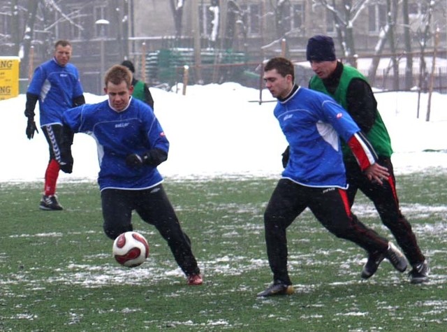 Piłkarze Broni Radom (w niebieskich strojach) zagrają w sobotę z UKS Łady.