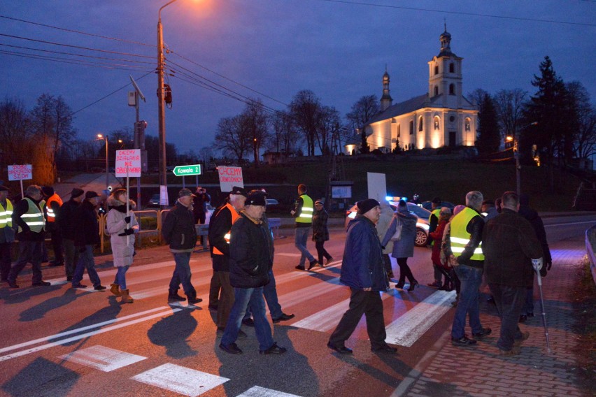 Wojna o drogę 763 Morawica - Chęciny. Mieszkańcy Brzezin rozpoczynają protest! Żądają obwodnicy, mają dość obietnic bez pokrycia (WIDEO)