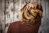 5 błędów, które popełniamy podczas codziennej pielęgnacji włosów. Zobacz, jak traktować swoje kosmyki, żeby były silne i zdrowe