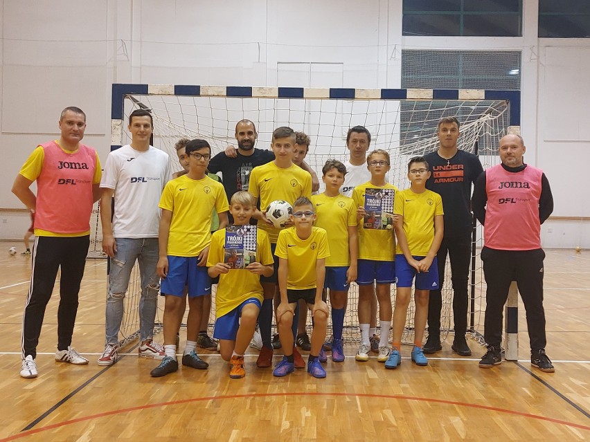 Piłkarze Korony Kielce zagrali w trójkach z dziećmi w hali VI Liceum Ogólnokształcącego imienia Juliusza Słowackiego
