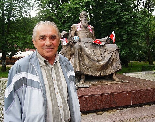 Edmund Kryza przy pomniku Kochanowskiego w barwach Biało-Czerwonych.