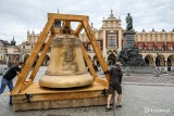 Kraków. Na Rynku Głównym obok pomnika Mickiewicza stanęła styropianowa replika dzwonu Zygmunt [ZDJĘCIA]