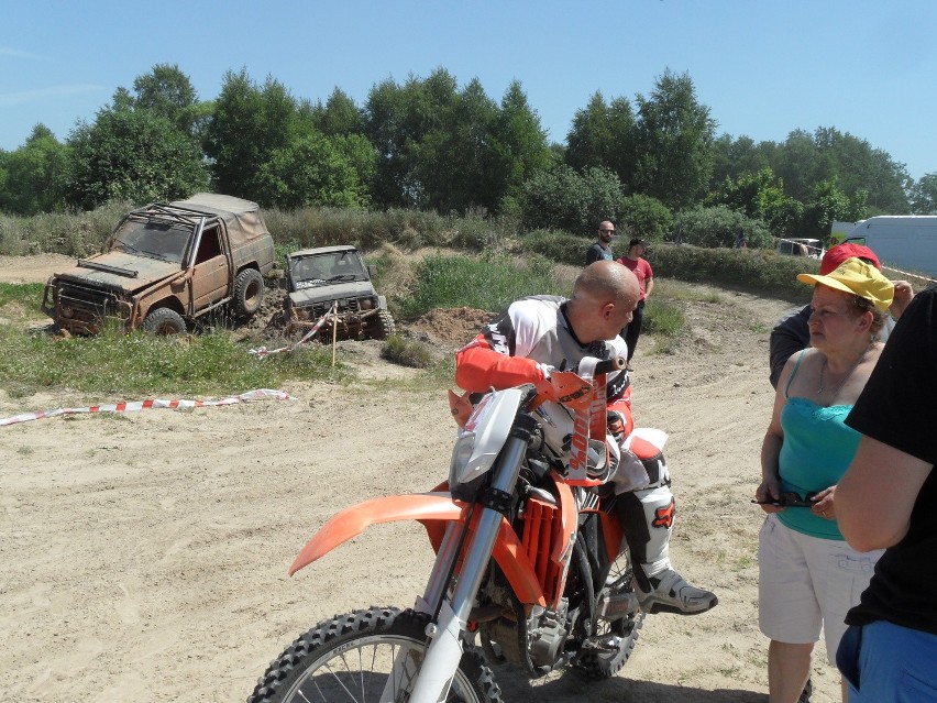 Szalone akrobacje motocyklistów w Myszkowie ZDJĘCIA