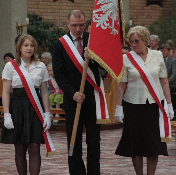 Pierwszy poczet sztandarowy - od lewej: Jagoda Krzemińska, Piotr Sitnik, Barbara Żłobińska.