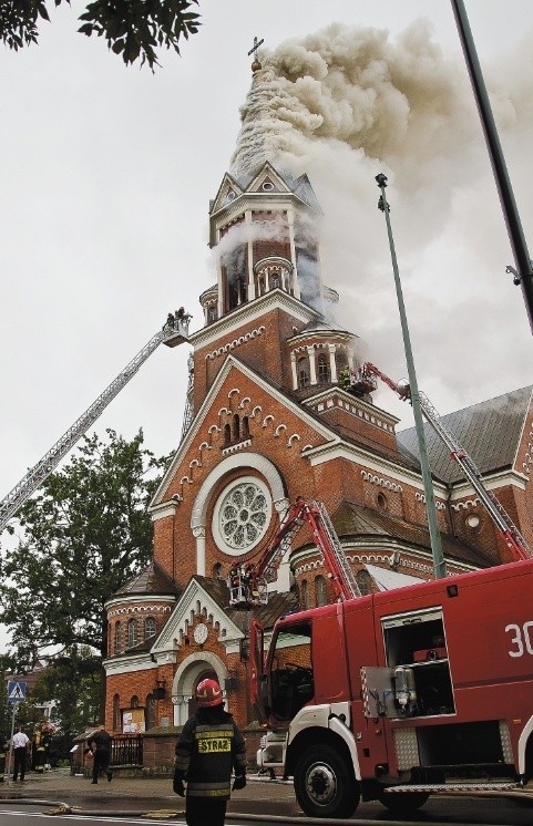 Gaszenie pożaru wieży kościoła św. Wojciecha to najtrudniejsza akcja podlaskich strażaków w 2013 r. Przyczyną powstania ognia było zwarcie instalacji elektrycznej.