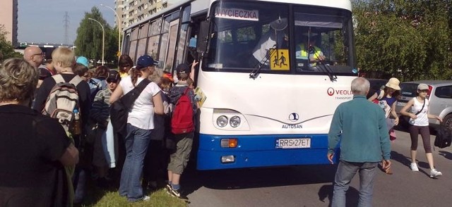 Sprawny Autobus podstawiła spółka Veolia Transport Podkarpacie Sędziszów Małoposki, który po sprawdzeniu wziął dzieci na wycieczkę.
