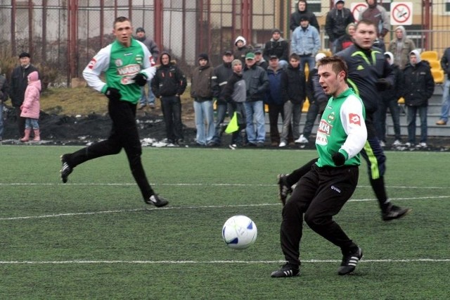 Piłkarze Radomiaka, Łukasz Janik (na pierwszym planie), mecz z Mazowszem rozegrają na sztucznej nawierzchni. 
