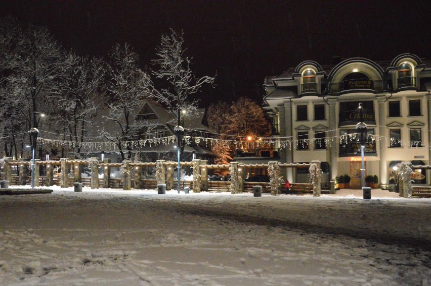 Zakopane pod śniegiem. Miasto wieczorem wygląda magicznie [GALERIA]