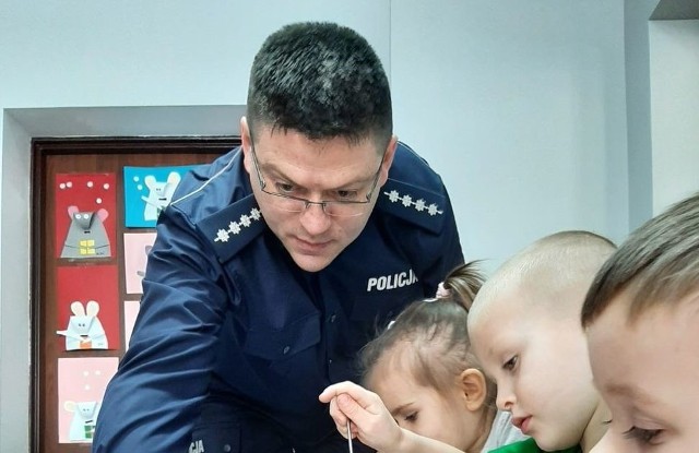 Asp. sztab. Grzegorz Malinowski, w czasie wolnym od służby, pomógł mężczyźnie z atakiem epilepsji. Nz. w innej sytuacji, podczas służbowych zajęć z dziećmi.