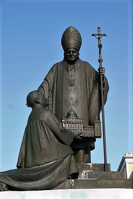 Pedofilia w Kościele: Pomnik księdza Eugeniusza Makulskiego w Licheniu zasłonięty. Budowniczy bazyliki był na pomniku z papieżem [ZDJĘCIA]