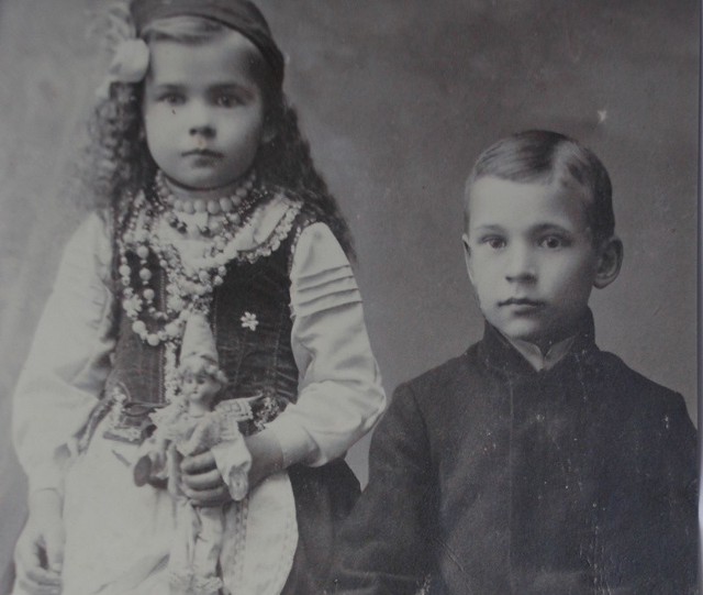 Kazimierz Dąbrowski i jego młodsza siostra Irena. Zdjęcie zrobione w Warszawie w 1910 lub 1911 roku.  