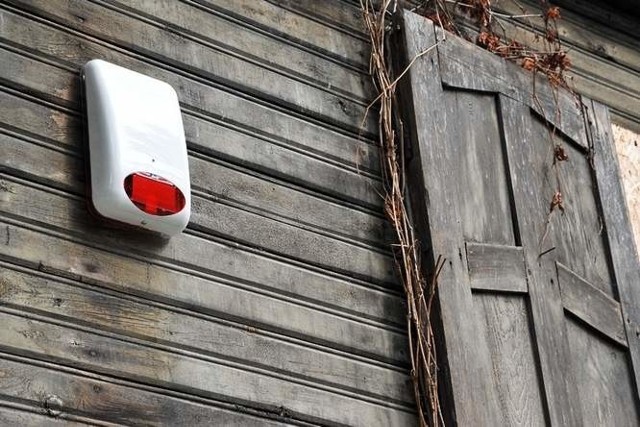 System alarmowy działa w ten sposób, że w budynkach są zamontowane m.in. czujniki ruchu i dymu.