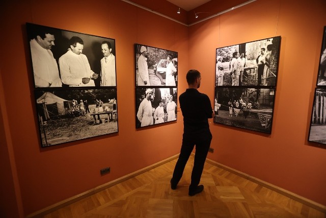 Wystawa "Odizolowani 1963. Epidemia ospy we Wrocławiu” trwa do 10 września w Pałacu Królewskim przy ul. Kazimierza Wielkiego 35. Prezentowane są tam zdjęcia autorstwa Mieczysława Dołęgi, fotoreportera "Gazety Robotniczej" – bezpośredniego poprzednika dzisiejszej "Gazety Wrocławskiej".