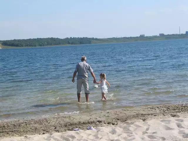 Jezioro Machowskie to piaszczysta plaża i czysta woda.