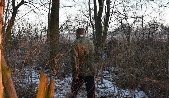 - Syn był w szoku, kiedy w tych zaroślach odnalazł ciało mężczyzny - mówi mieszkaniec Małego Pułkowa