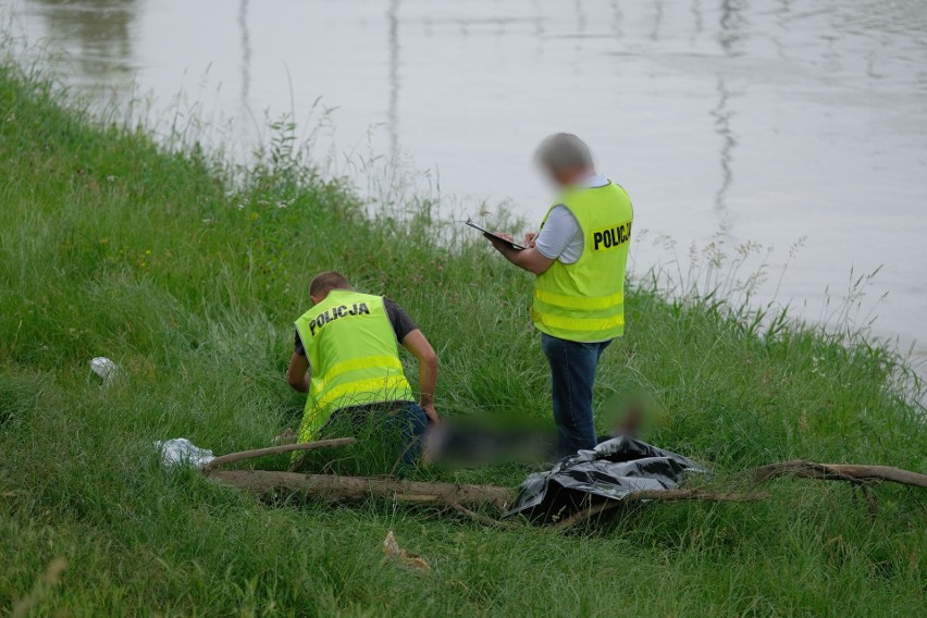 We wtorek przed godz. 6 policjanci zauważyli ciało w rzece...