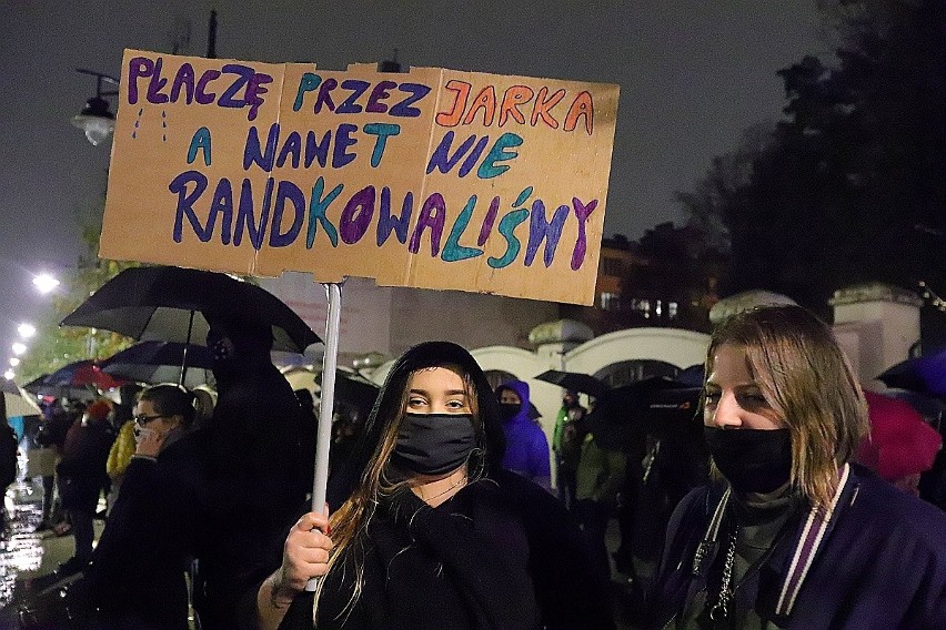 Protest kobiet w Łodzi. Protest pod siedzibą PiS na Piotrkowskiej przerodził się w marsz ulicami miasta ZDJĘCIA