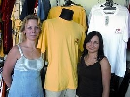 Sprzedawczynie: Justyna (z prawej) i Ania mówią „tak” nowej promocji miasta