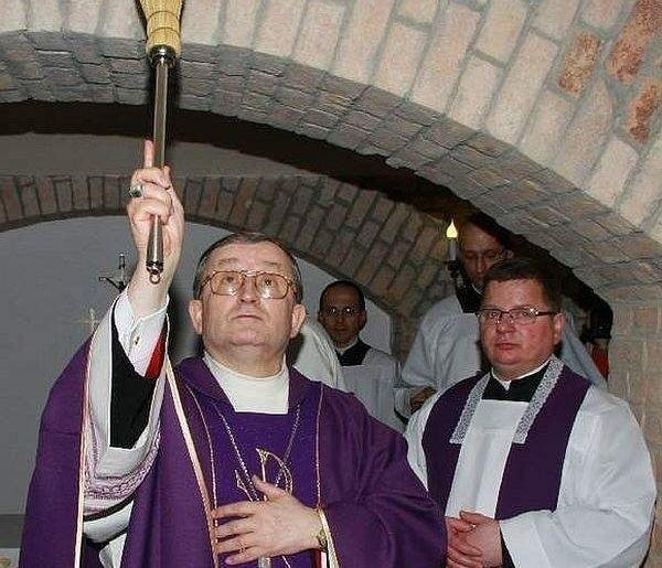 W Wielki Poniedziałek biskup diecezjalny ks. bp dr Stefan Regmunt odwiedzi więźniów zakładu karnego w Międzyrzeczu i udzieli im sakramentu bierzmowania. Uroczystość odbędzie się w kaplicy Dorego Łotra Dyzmy, którą poświęcił przed czterema laty.