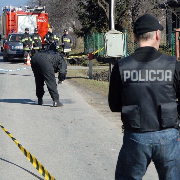 Policjanci zabezpieczają ślady przed kancelarią adwokacką w Zagórzu na Podkarpaciu, gdzie w piątek doszło do eksplozji ładunku wybuchowego.