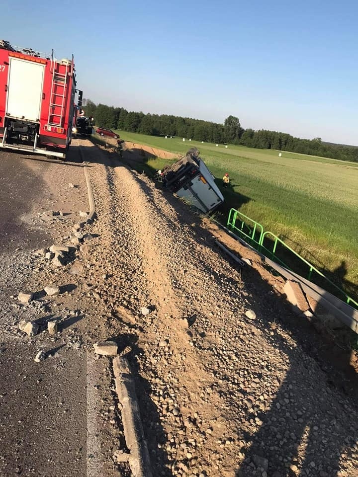 Łubiane. Wypadek na DK 61. Tir spadł z nasypu, kierowca...