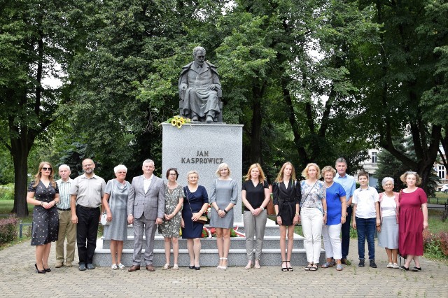 Pod pomnikiem Jana Kasprowicza przy ul. Solankowej w Inowrocławiu przedstawiciele władz powiatu, miasta oraz instytucji noszących imię kujawskiego poety złożyły wiązanki kwiatów. Upamiętniono w ten sposób 95. rocznicę śmierci Kasprowicza