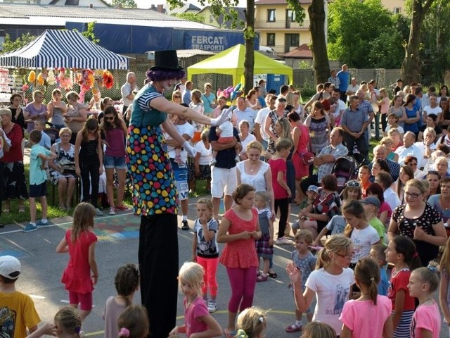 Kolorowy clown na szczudłach zabawiał wszystkie dzieci podczas Pikniku Rodzinnego w Leszczynach.