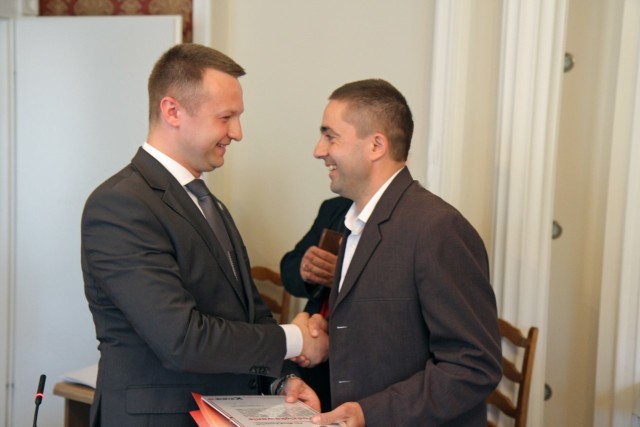 Poseł Paweł Szramka (z lewej) dziękuje radnemu Markowi Kuszyńskiemu za postawę podczas kradzieży list z nazwiskami osób, które podpisem opowiedziały się referendum w sprawie uchodźców