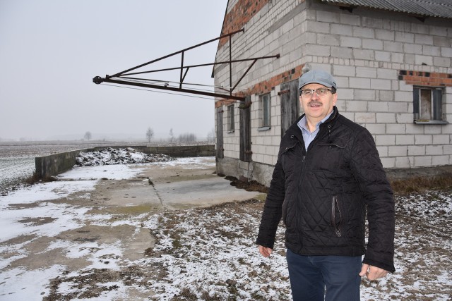 - Kiedyś miałem na stanie nawet 800 świń - mówi Grzegorz Drewczyński ze Świekatowa (pow. świecki) pokazując na budynek chlewni, w którym zwierząt nie ma już od wielu lat.- Z produkcji trzody chlewnej zrezygnowaliśmy  pod koniec 2010 roku - wspomina rolnik. - Do podjęcia takiej decyzji przekonało nas kolejne załamanie na rynku trzody i spadek cen. Nie mogliśmy dłużej dokładać do produkcji. _________________Agro Pomorska odcinek 49, premiera 5.02.2019