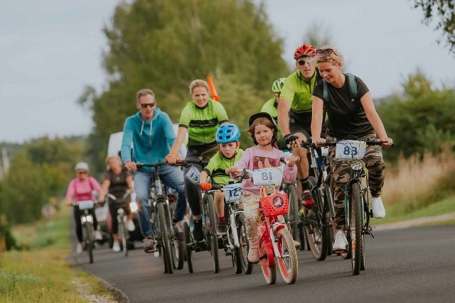 Pierwsze umiejętności rowerzysty warto zdobywać pod opieką rodziców, ale potem – od 10. roku życia warto zdobyć kartę rowerową