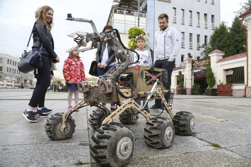 Happening odbył się koło pomnika marszałka Piłsudskiego....