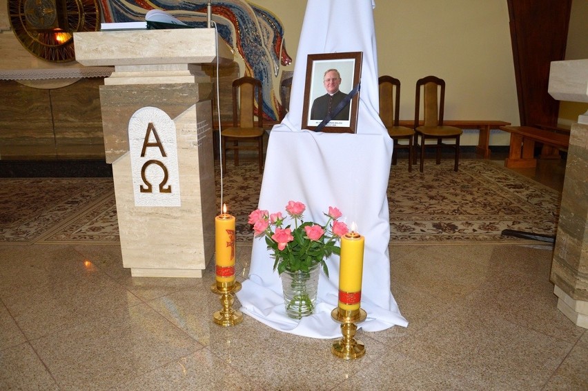Modlitwy za zmarłego tragicznie księdza w kościele Źródło Miłosierdzia w Stalowej Woli