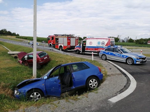 Doszło do dwóch zdarzeń drogowych w rejonie autostrady A4 w powiecie przeworskim.W Gwizdaju na nowo oddanym łączniku A4 i DK nr 94 zderzyły się dwa samochody osobowe: renault i audi, a na wysokości Przeworska osobówka uderzyła w bariery. W obydwu przypadkach strażacy z JRG Przeworsk i OSP Mirocin udzielili poszkodowanym kwalifikowanej pierwszej pomocy.ZOBACZ TEŻ: Na A4 pod Rzeszowem tir  z kombajnem uderzył w mercedesa i spadł ze skarpy