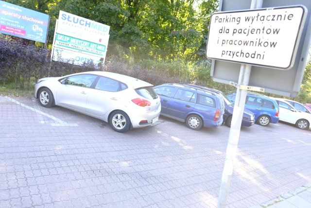 Na parkingu  przychodni przy ul. Uniwersyteckiej często trudno znaleźć wolne miejsce