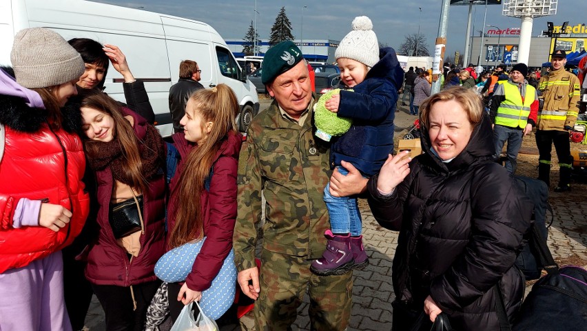 Kilkuset uchodźców z Ukrainy uciekło przed wojną i znalazło...