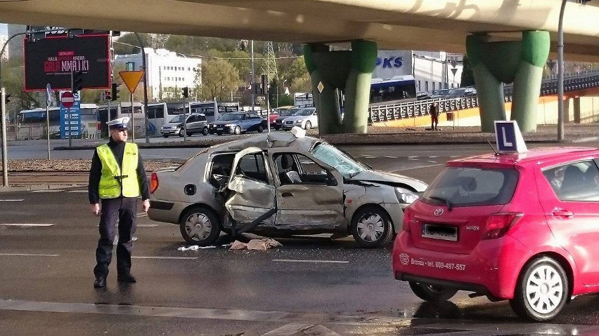 Uwaga wypadek. Zderzenie autobusu z osobówką