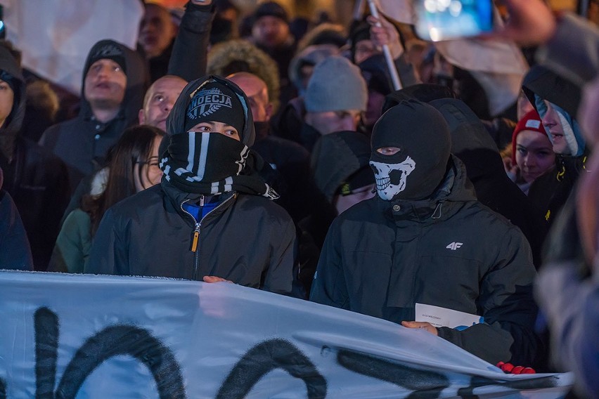 Kibice Sandecji Nowy Sącz chcą nowoczesnego stadionu i manifestowali przed sądeckim ratuszem [ZDJĘCIA, WIDEO]