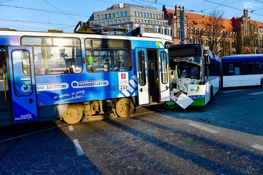 Wypadek na Bramie Portowej w Szczecinie: zderzenie tramwaju...