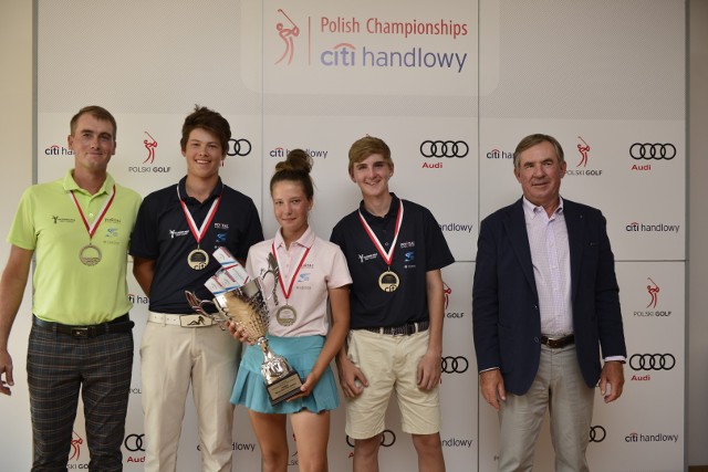 Kalinowe Pola Junior Team. Na zdjęciu od lewej: trener Tomasz Wiśniewski, Jan Rybczyński, Kleopatra Kozakiewicz, Christian Kobriger i Prezes Polskiego Związku Golfa - Marek Michałowski