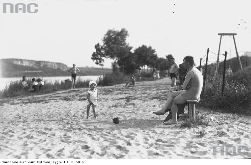 Plażowicze podczas wypoczynku.