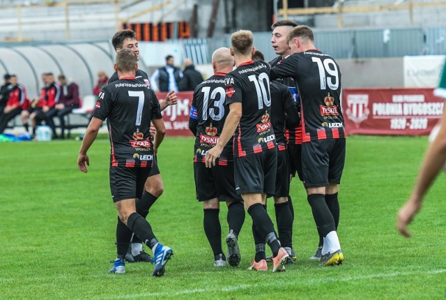 Piłkarze ze Sportowej pokonali na własnym boisku rezerwy Olimpii Grudziądz 3:1 w kolejnym meczu V ligi. Gole dla Polonii: Sebastian Pacek (15. oraz 56. min), Vadym Hodlevskyi (33.). Gospodarze kończyli w osłabieniu, bo w 84. minucie drugą zółtą, a w konsekwencji czerwoną kartkę zobaczył Rafał Kubacki. Bydgoszczanie są niepokonani w tym sezonie i prowadzą w tabeli.ZDJĘCIA Z MECZU PRZY UL. SPORTOWEJ >>> 