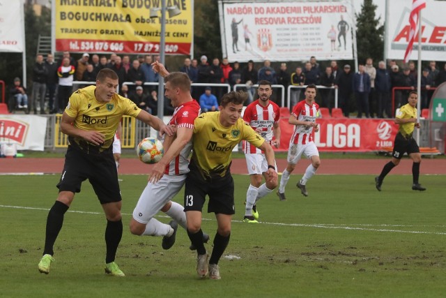 W sezonie 2019/20, jeszcze w 2 lidze, „GieKSa” i „pasiaki” dwa razy pogodziły się remisem – 2:2 w Rzeszowie i 1:1 w Katowicach.