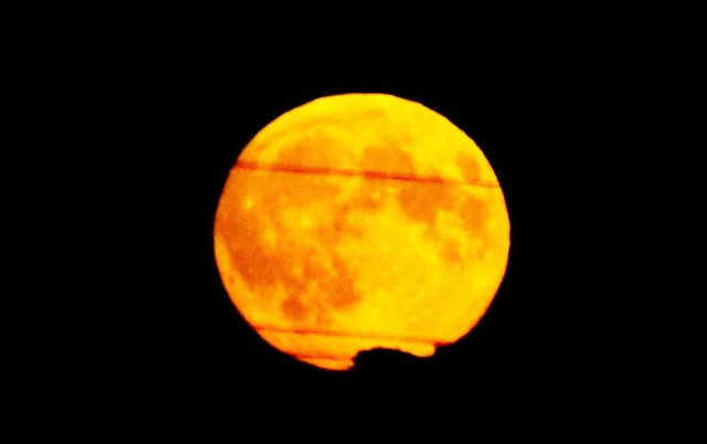 Niebieski Księżyc będzie niebieski tylko z nazwy. W trakcie wschodu i zachodu księżyca, wskutek działania atmosfery, będziemy go widzieli w kolorze pomarańczowym.