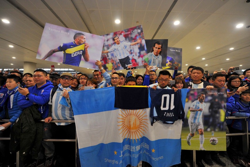 Chińczycy powitali najlepiej opłacanego piłkarza na świecie - Carlosa Teveza [ZDJĘCIA, WIDEO]