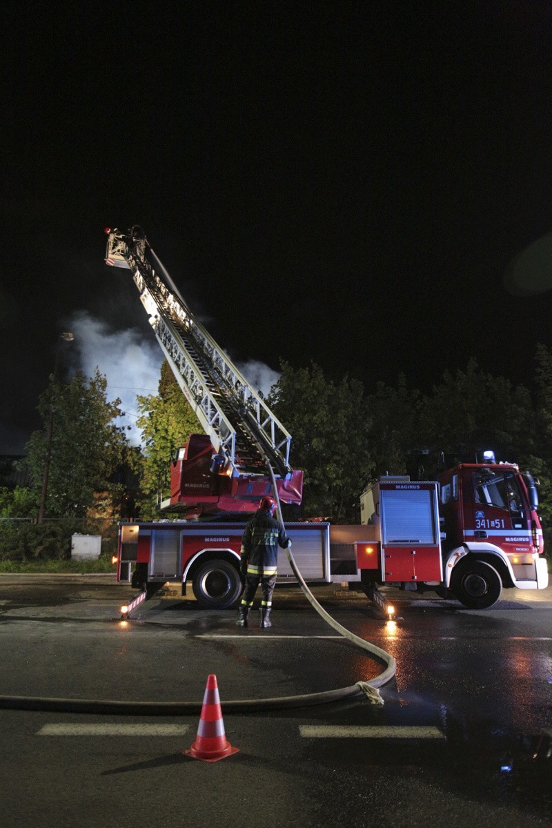 Pożar na ul. Portowej w Słupsku. Płonął dach hali produkcyjnej