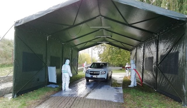 Żołnierze obrony terytorialnej jeszcze tylko dzisiaj pobierają wymazy do testów na koronawirusa w mobilnym punkcie przy ulicy Lubelskiej w Radomiu.